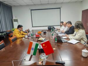 Hyvoda-takes-photos-with-customers